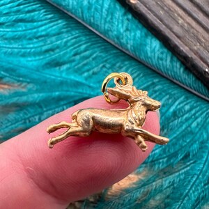 Vintage Rohe Messing TINY PUFFY REINDEER Charm Anhänger für Halskette Gold Charm Halsketten Armbänder Armband Halskette Weihnachten Schmuck Dainty Bild 4