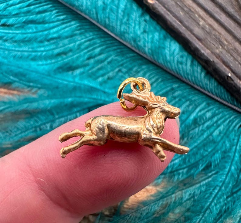 Vintage Rohe Messing TINY PUFFY REINDEER Charm Anhänger für Halskette Gold Charm Halsketten Armbänder Armband Halskette Weihnachten Schmuck Dainty Bild 4
