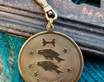 Vintage Rohe Messing große Fische Sternzeichen Geldbörse Charme Gold Geschenk für sie Schlüsselanhänger Clip auf Charms Schmuck Drehverschluss Tasche Konstellation himmlisch
