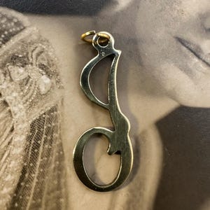 Dije vintage de latón crudo con letra J para collar, monograma, inicial, nombre, pendientes, pulsera, tobillera, colgante, regalo de oro para ella y él.
