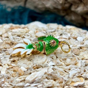 Green Enamel MOVEABLE FANTAIL FISH Charm Pendant for Necklace Rhinestone Eyes Wiggle Tail Gold Goldfish Articulated