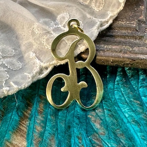 Dije vintage de latón crudo con letra B para collar, monograma, inicial, nombre, pendientes, pulsera, tobillera, colgante, regalo de oro para ella y él.