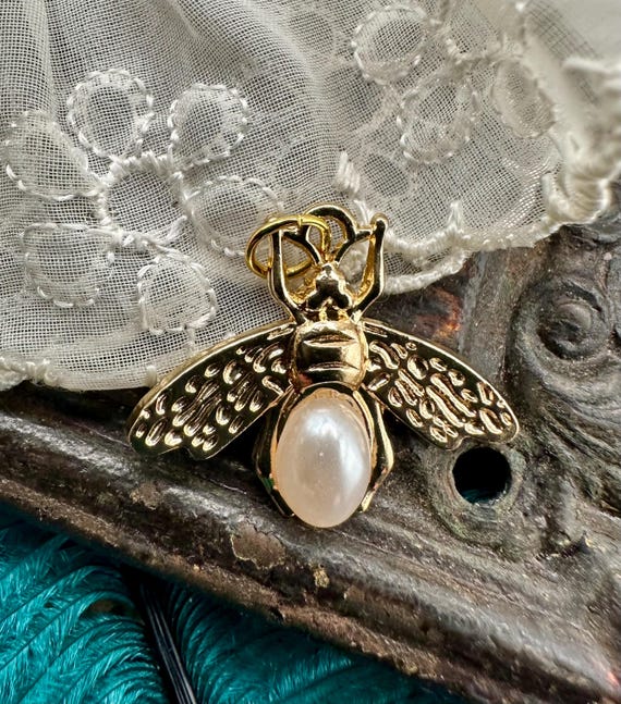 Natasha faux pearl Bee ? broche/hair accessory and matching earrings. Natasha rhinestone Faux Pearl Pin Large Bee Brooch NWT | eBay main image 3
