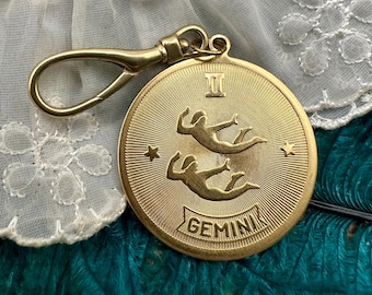 Vintage Rohe Messing BIG Zodiac Zodiac Geldbörse Charme Gold Geschenk für sie Schlüsselanhänger Clip auf Charms Schmuck Drehverschluss Tasche Konstellation himmlisch