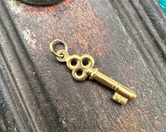 Colgante vintage de latón crudo con forma de llave de esqueleto hinchada para collar, estampado dorado, regalo romántico, pendientes y pulsera para amantes del amor victoriano.