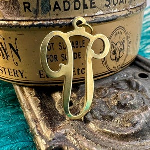 Dije vintage de latón crudo con letra V para collar, monograma, inicial, nombre, pendientes, pulsera, tobillera, colgante, regalo de oro para ella y él.
