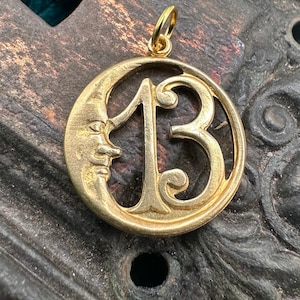 Amuleto de la suerte vintage de latón sin tratar LUCKY 13 Hombre en la Luna para collar colgante, regalo celestial mágico dorado para ella y para él en Halloween.