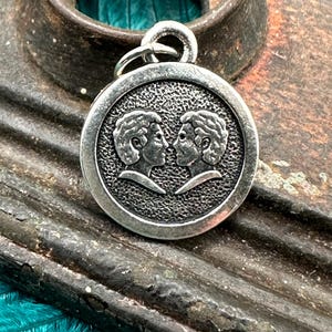 Colgante redondo estilo vintage en tono plateado con el zodíaco GÉMINIS para collar, suministros para hacer joyas de plata, etiqueta Tierracast gruesa y moderna