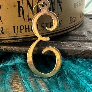 Dije vintage de latón crudo con letra E para collar, monograma, inicial, nombre, pendientes, pulsera, tobillera, colgante, regalo de oro para ella y él.