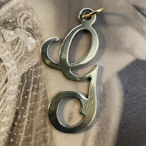 Dije vintage de latón crudo con letra G para collar, monograma, inicial, nombre, pendientes, pulsera, tobillera, colgante, regalo de oro para ella y él.