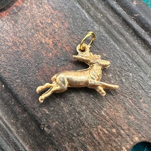 Vintage Rohe Messing TINY PUFFY REINDEER Charm Anhänger für Halskette Gold Charm Halsketten Armbänder Armband Halskette Weihnachten Schmuck Dainty Bild 2