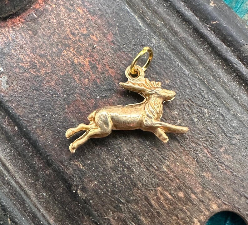 Vintage Rohe Messing TINY PUFFY REINDEER Charm Anhänger für Halskette Gold Charm Halsketten Armbänder Armband Halskette Weihnachten Schmuck Dainty Bild 2