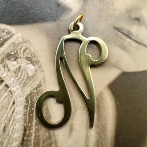 Dije vintage de latón crudo con letra N para collar, monograma, inicial, nombre, pendientes, pulsera, tobillera, colgante, regalo de oro para ella y él.