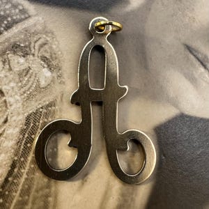 Dije vintage de latón crudo con letra A para collar, monograma, inicial, nombre, pendientes, pulsera, tobillera, colgante, regalo de oro para ella y él.