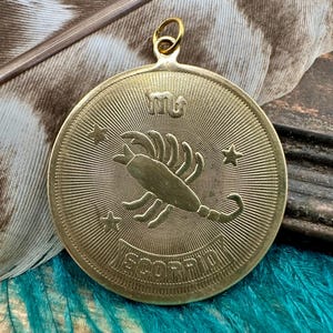 Vintage laiton brut Big SCORPION zodiaque TAG pour collier pendentif estampage or cadeau d&#39;anniversaire pour elle bijoux milieu du siècle lui porte-clés