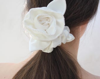 Coletero de satén color marfil: Rosa con cuentas, elegante coletero