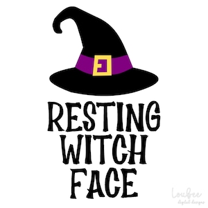 Puede incluir: Un sombrero de bruja negro con una banda morada y una hebilla dorada, encima de las palabras "RESTING WITCH FACE" en letras negras en negrita. El diseño está sobre un fondo blanco, ideal para Halloween.