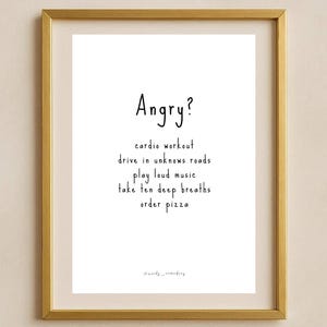 Può includere: Stampa incorniciata con la domanda "Angry?" in corsivo nero. Sotto, un elenco di suggerimenti: allenamento cardio, guidare su strade sconosciute, ascoltare musica ad alto volume, fare dieci respiri profondi e ordinare la pizza. La cornice è dorata.