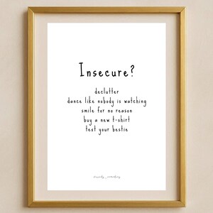 Op de afbeelding: Een ingelijste print met een goudkleurige lijst. De witte print bevat het woord "Insecure?" gevolgd door een lijst met suggesties in een handschriftachtig lettertype. De suggesties omvatten "declutter", "dance like nobody is watching" en "text your bestie".