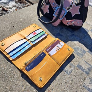 Handmade wallet made by hand with saddle stitching and waxed thread, crazy horse leather