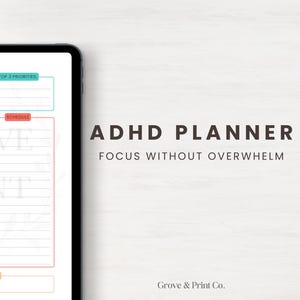 Może przedstawiać: Cyfrowy planer ADHD wyświetlany na tablecie. Zawiera sekcje dla codziennych priorytetów, harmonogramu i notatek. Tekst na ekranie to "ADHD PLANNER" i "FOCUS WITHOUT OVERWHELM".