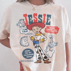 Rolig Pixar Toy Story Jessie Retro Comfort Colors T-shirt, Woody's Roundup T-shirt Disney Cowgirl T-shirt, Disneyland Family Girl 2026 Trip T-shirt Ivory/Natural/Sand