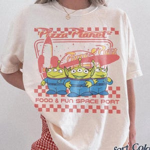 Pizza Planet Aliens Comfort Colors T-shirt, Toy Story Mat Rymden Port T-shirt Ivory/Natural/Sand