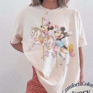 Camiseta adorable de Mickey y Minnie con diseño de carrusel, camiseta Disney de unicornio en acuarela, camiseta mágica de Disney con diseño de carrusel, camiseta a juego para el viaje familiar a Disneyland 2026. Ivory/Natural/Sand