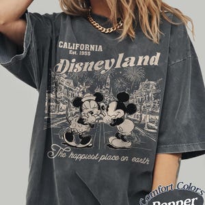 Camiseta retro de Mickey y Minnie de Disneyland de Comfort Colors, camiseta de Disneyland California Est. 1955, camiseta de Mickey y sus amigos, camiseta de vacaciones de Disney Pepper/Dark Heather