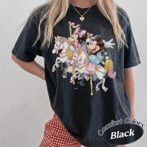 Camiseta adorable de Mickey y Minnie con diseño de carrusel, camiseta Disney de unicornio en acuarela, camiseta mágica de Disney con diseño de carrusel, camiseta a juego para el viaje familiar a Disneyland 2026. Black