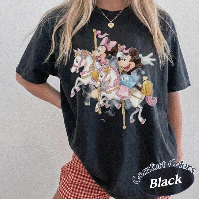 Camiseta adorable de Mickey y Minnie con diseño de carrusel, camiseta Disney de unicornio en acuarela, camiseta mágica de Disney con diseño de carrusel, camiseta a juego para el viaje familiar a Disneyland 2026. Black