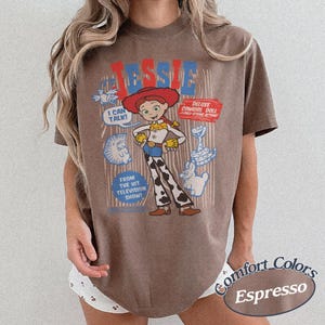 Rolig Pixar Toy Story Jessie Retro Comfort Colors T-shirt, Woody's Roundup T-shirt Disney Cowgirl T-shirt, Disneyland Family Girl 2026 Trip T-shirt Espresso