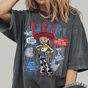 Rolig Pixar Toy Story Jessie Retro Comfort Colors T-shirt, Woody's Roundup T-shirt Disney Cowgirl T-shirt, Disneyland Family Girl 2026 Trip T-shirt Pepper/Dark Heather