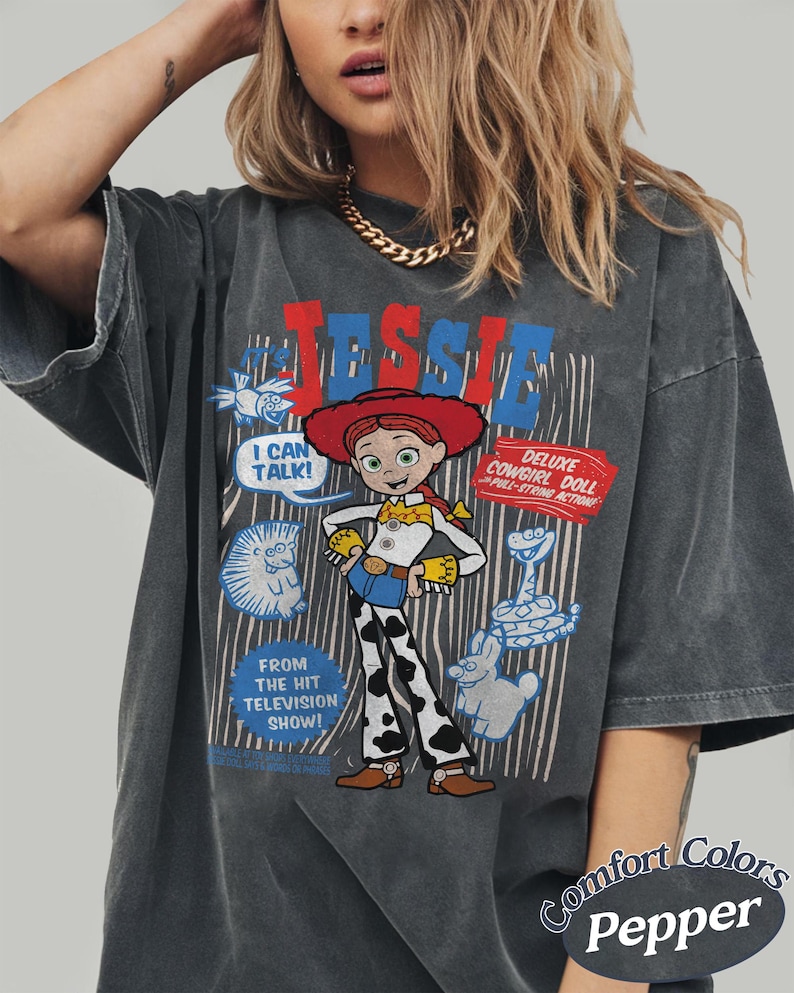Rolig Pixar Toy Story Jessie Retro Comfort Colors T-shirt, Woody's Roundup T-shirt Disney Cowgirl T-shirt, Disneyland Family Girl 2026 Trip T-shirt Pepper/Dark Heather