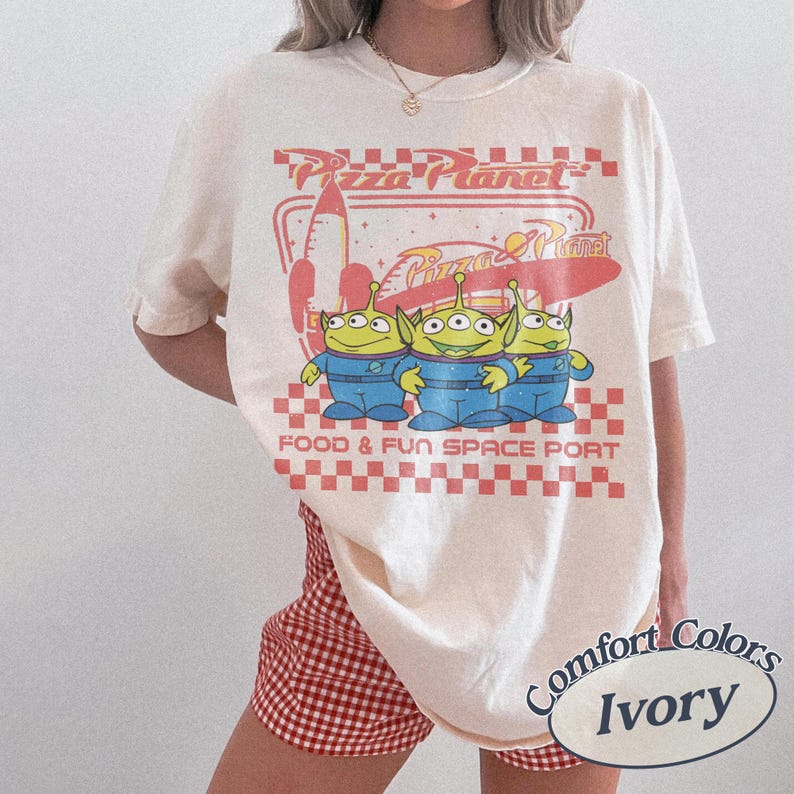 Pizza Planet Aliens Comfort Colors T-shirt, Toy Story Mat Rymden Port T-shirt Ivory/Natural/Sand