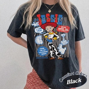 Rolig Pixar Toy Story Jessie Retro Comfort Colors T-shirt, Woody's Roundup T-shirt Disney Cowgirl T-shirt, Disneyland Family Girl 2026 Trip T-shirt Black