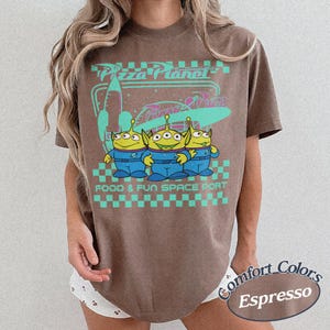 Pizza Planet Aliens Comfort Colors T-shirt, Toy Story Mat Rymden Port T-shirt Espresso
