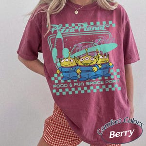 Pizza Planet Aliens Comfort Colors T-shirt, Toy Story Mat Rymden Port T-shirt Berry