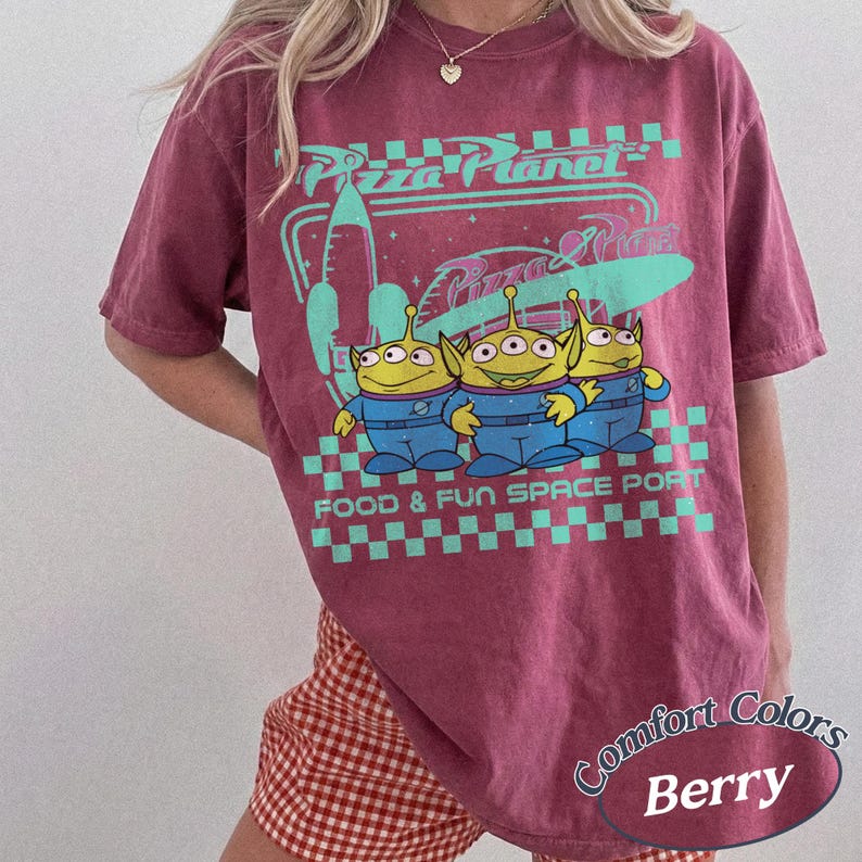 Pizza Planet Aliens Comfort Colors T-shirt, Toy Story Mat Rymden Port T-shirt Berry