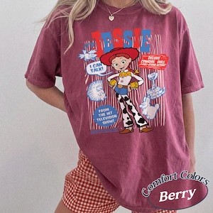 Rolig Pixar Toy Story Jessie Retro Comfort Colors T-shirt, Woody's Roundup T-shirt Disney Cowgirl T-shirt, Disneyland Family Girl 2026 Trip T-shirt Berry
