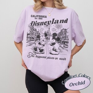 Camiseta retro de Mickey y Minnie de Disneyland de Comfort Colors, camiseta de Disneyland California Est. 1955, camiseta de Mickey y sus amigos, camiseta de vacaciones de Disney Orchid