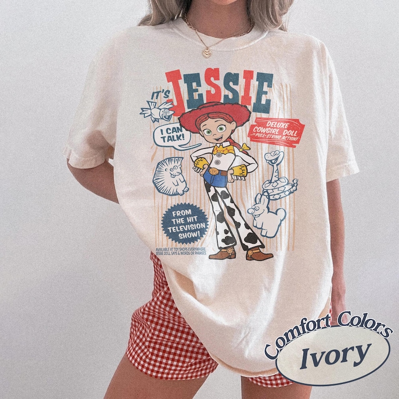 Rolig Pixar Toy Story Jessie Retro Comfort Colors T-shirt, Woody's Roundup T-shirt Disney Cowgirl T-shirt, Disneyland Family Girl 2026 Trip T-shirt Ivory/Natural/Sand