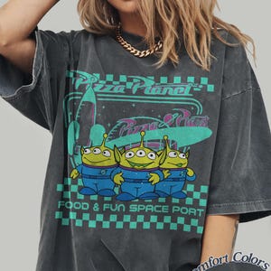 Pizza Planet Aliens Comfort Colors T-shirt, Toy Story Mat Rymden Port T-shirt Pepper/Dark Heather