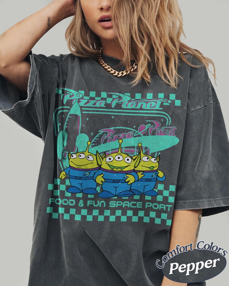 Pizza Planet Aliens Comfort Colors T-shirt, Toy Story Mat Rymden Port T-shirt Pepper/Dark Heather
