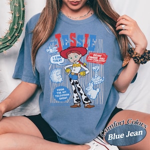 Rolig Pixar Toy Story Jessie Retro Comfort Colors T-shirt, Woody's Roundup T-shirt Disney Cowgirl T-shirt, Disneyland Family Girl 2026 Trip T-shirt Blue Jean