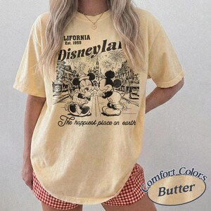 Camiseta retro de Mickey y Minnie de Disneyland de Comfort Colors, camiseta de Disneyland California Est. 1955, camiseta de Mickey y sus amigos, camiseta de vacaciones de Disney Butter