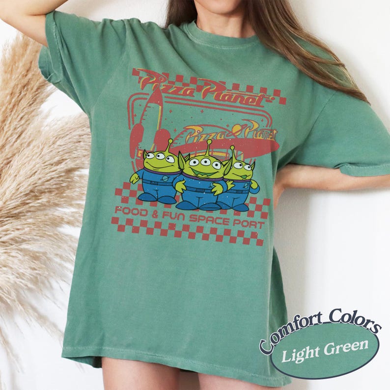 Pizza Planet Aliens Comfort Colors T-shirt, Toy Story Mat Rymden Port T-shirt Light Green