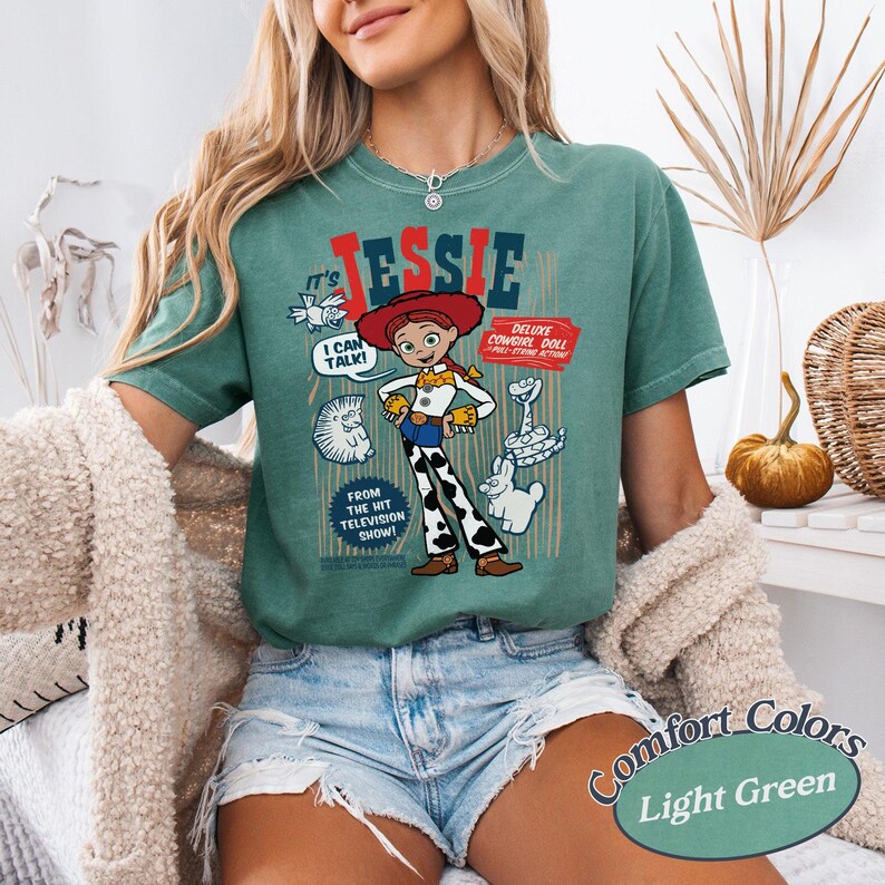 Rolig Pixar Toy Story Jessie Retro Comfort Colors T-shirt, Woody's Roundup T-shirt Disney Cowgirl T-shirt, Disneyland Family Girl 2026 Trip T-shirt Light Green