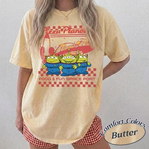Pizza Planet Aliens Comfort Colors T-shirt, Toy Story Mat Rymden Port T-shirt Butter