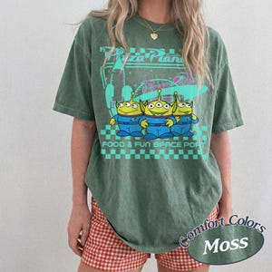 Pizza Planet Aliens Comfort Colors T-shirt, Toy Story Mat Rymden Port T-shirt Moss/Military Green